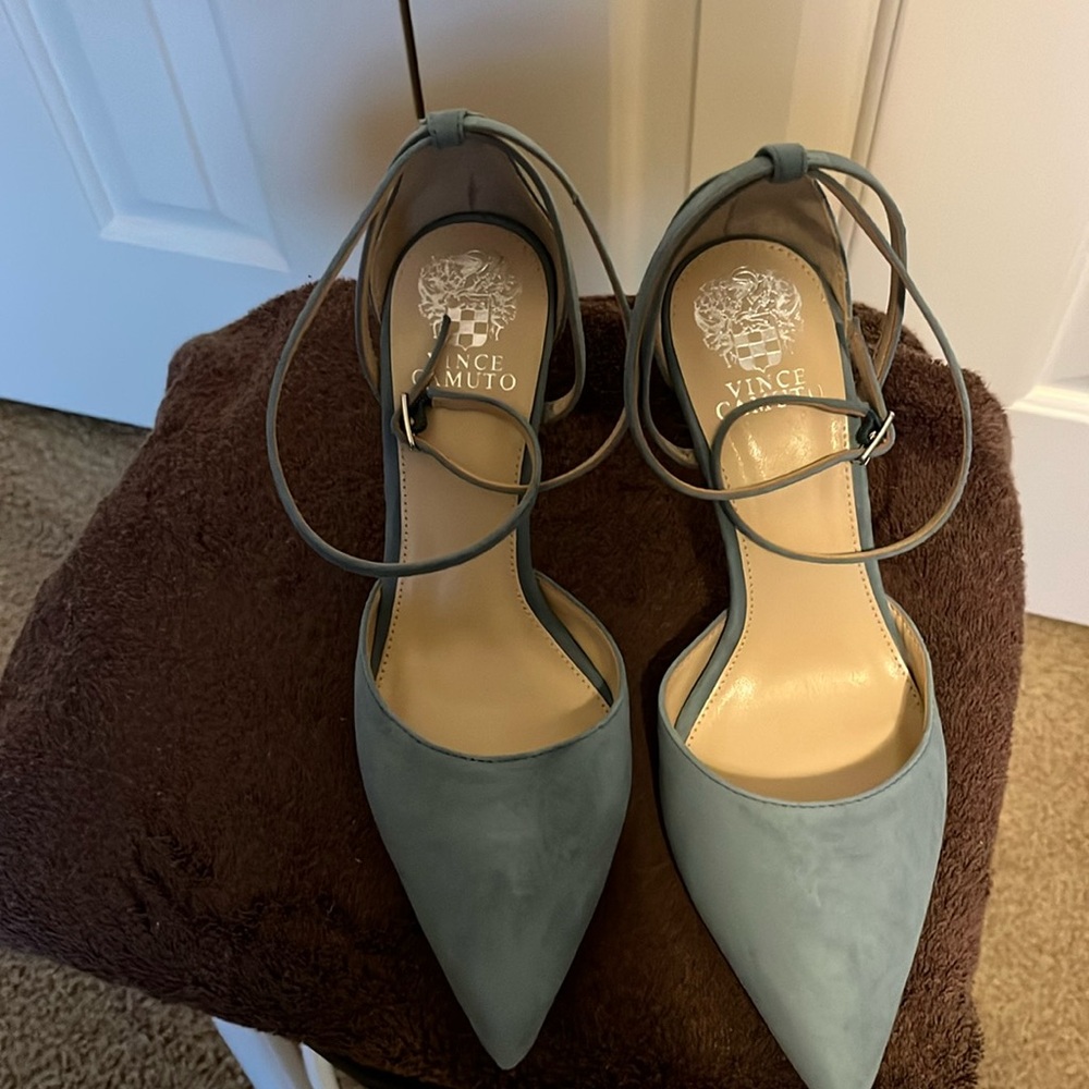 Brand new, never been worn Vince Camuto pump.